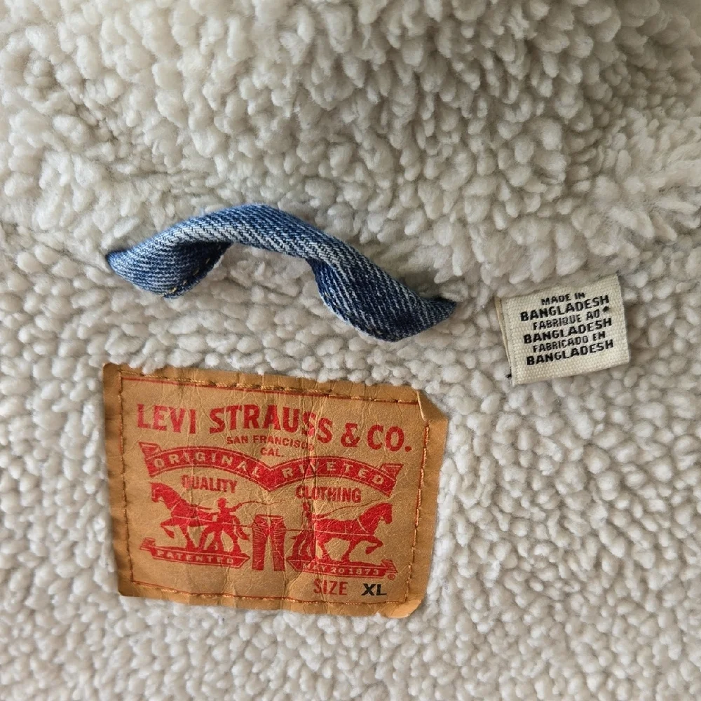 Levi's Light Blue Denim Jacket with Cream Sherpa Collar - Picture 8 of 11